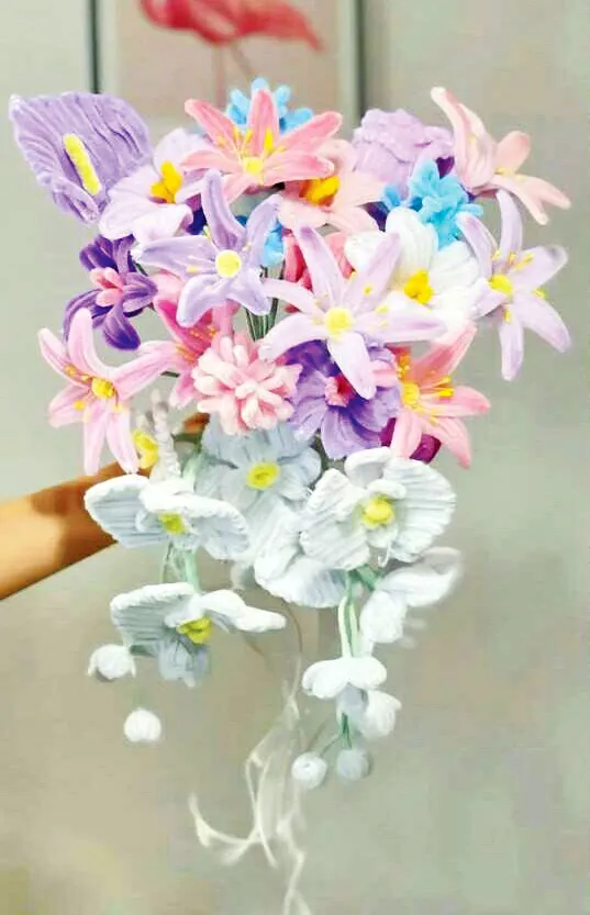 Nguyên liệu kẽm nhung phong phú là nền tảng cho những đóa hoa thủ công đẹp mắt
