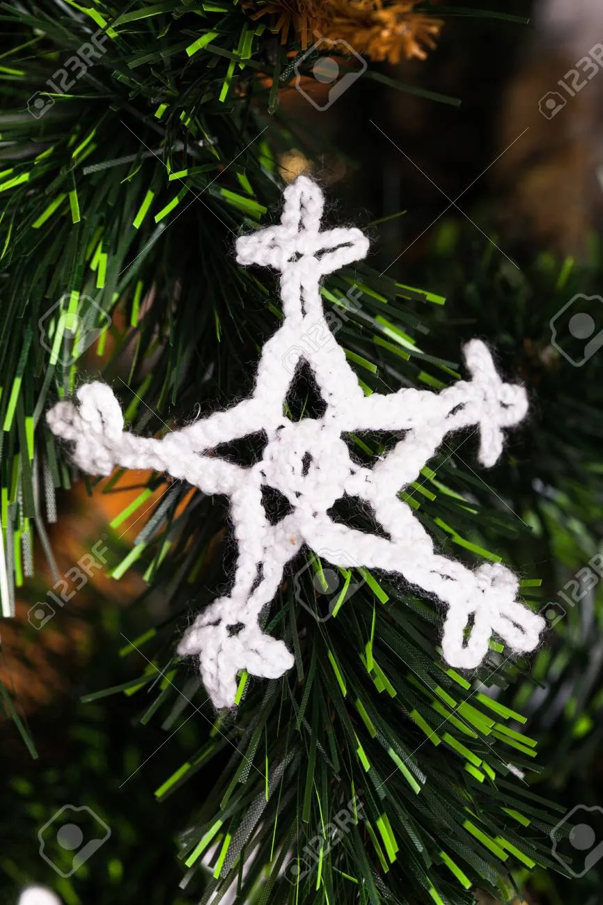 32928591-knitted-white-snowflake-on-the-christmas-tree Những bông tuyết len mỏng nhẹ mang lại vẻ đẹp tinh khôi và sang trọng cho không gian lễ hội