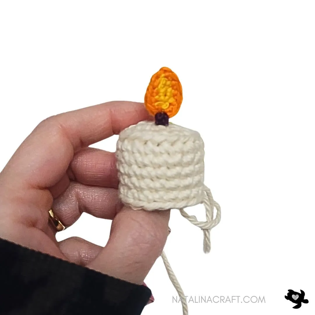 Kỹ thuật móc BLO giúp tạo cạnh vuông vức cho phần đáy nến