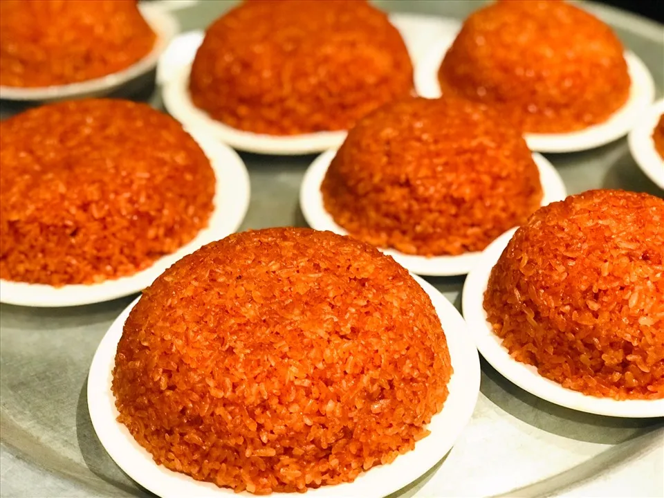Dĩa xôi gấc bằng len tạo điểm nhấn độc đáo và trang trọng trên mâm cúng đầy tháng