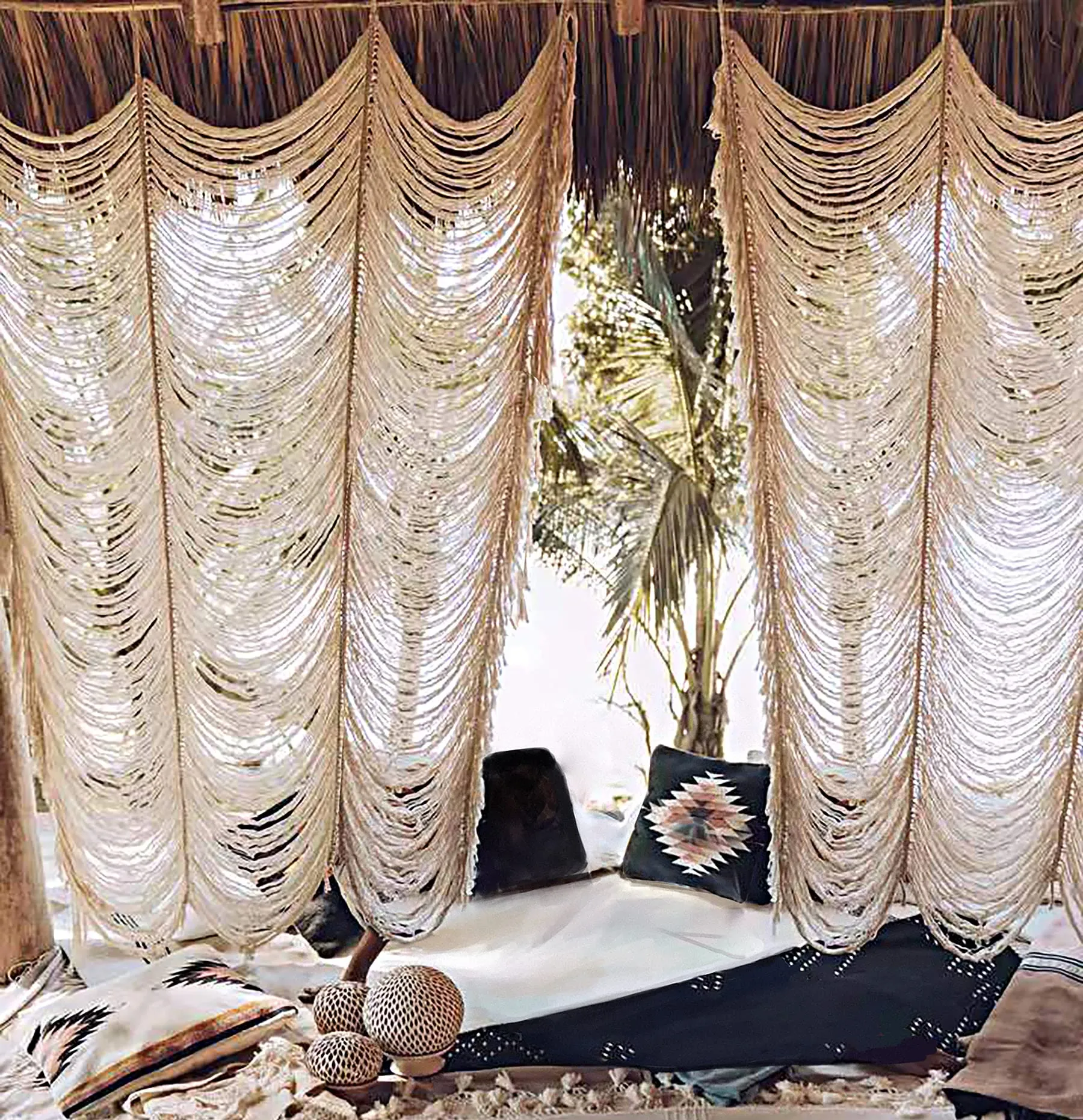 Rèm macrame len tạo điểm nhấn nghệ thuật và mang lại ánh sáng tự nhiên cho cửa sổ nhỏ