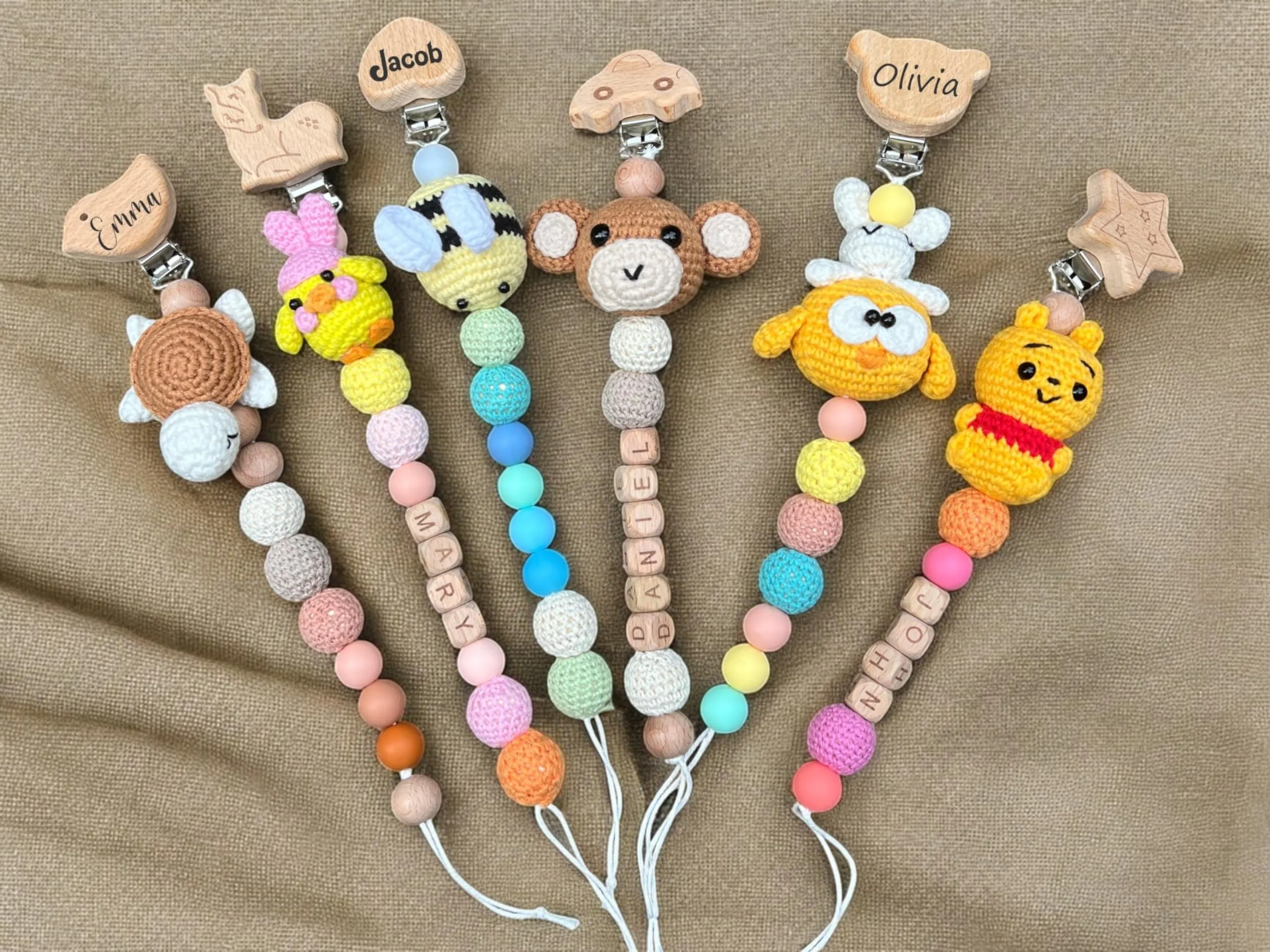 Núm vú giả bằng len là món đồ chơi handmade an toàn và đáng yêu cho bé