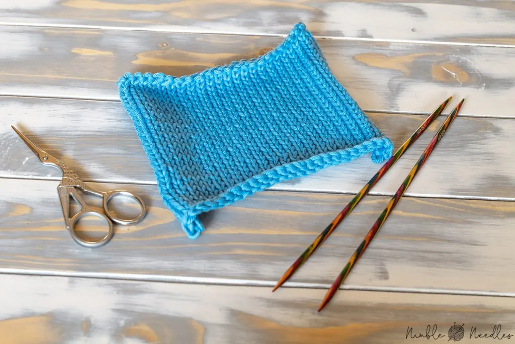 a-swatch-in-stockinette-stitch-curling-at-the-edges-1024x684-1 Hiện tượng sản phẩm đan len bị cuộn mép gây mất thẩm mỹ cho thành phẩm