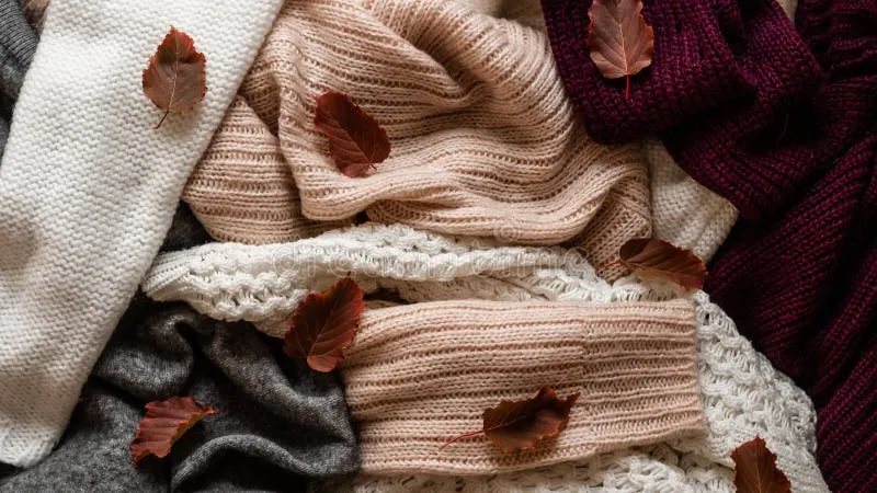 background-warm-sweaters-pile-knitted-clothes-autumn-leaves-space-text-autumn-winter-concept-copy-space-121162198 Đồ len cần được chăm sóc đặc biệt để giữ vững form dáng và độ bền đẹp theo thời gian