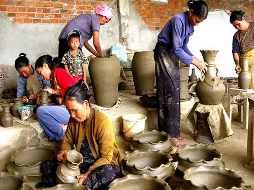 bau_truc_la_mt_trong_nhng_lang_gm_lau_i_nht_ong_nam_a_resize Nghệ thuật thủ công là cầu nối giữa con người và những giá trị nguyên bản của tự nhiên