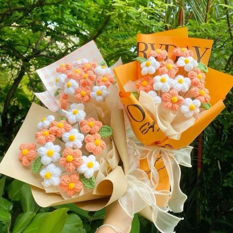 Hoa len handmade là vật phẩm trang trí tinh tế cần được bảo quản đúng cách để giữ vẻ đẹp lâu bền