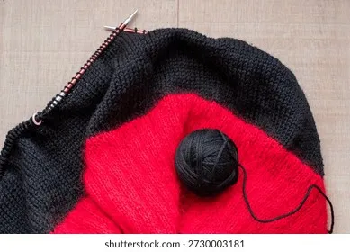 bright-red-black-wool-hand-260nw-2730003181 Kỹ thuật đan thân tất đòi hỏi sự đều tay để tạo nên bề mặt mịn đẹp