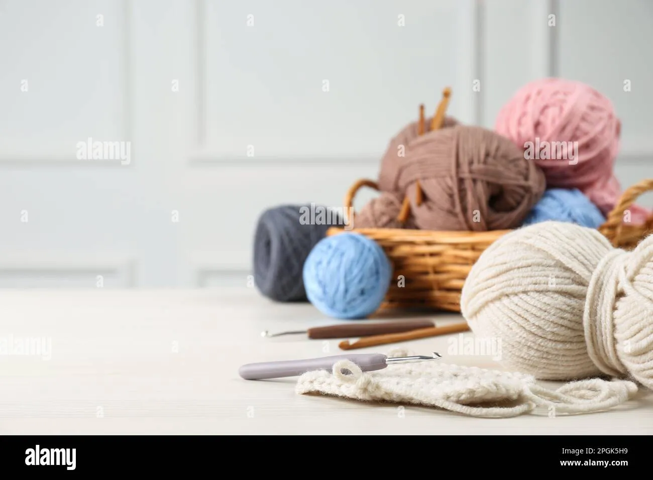 clews-of-colorful-knitting-threads-and-crochet-hooks-on-white-wooden-table-space-for-text-2pgk5h9 Các nguyên liệu cần thiết để thực hiện chart móc hoa linh lan