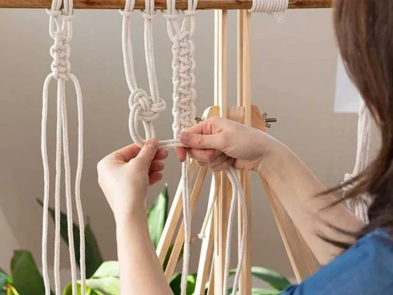 Kỹ thuật thắt nút tỉ mỉ tạo nên những họa tiết hình học tinh tế cho bức tranh