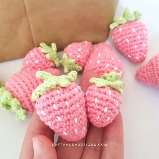 crochet_amigurumi_strawberry_raffamusadesigns_instagram_540_1 Quá trình móc quả dâu tây len tỉ mỉ từng đường kim mũi chỉ để tạo hình hoàn hảo