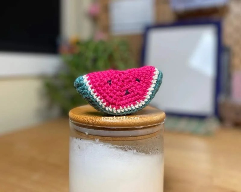 crochetwatermelon3 Công đoạn thêu hạt và nhồi bông quyết định độ sinh động và hình dáng của móc khóa