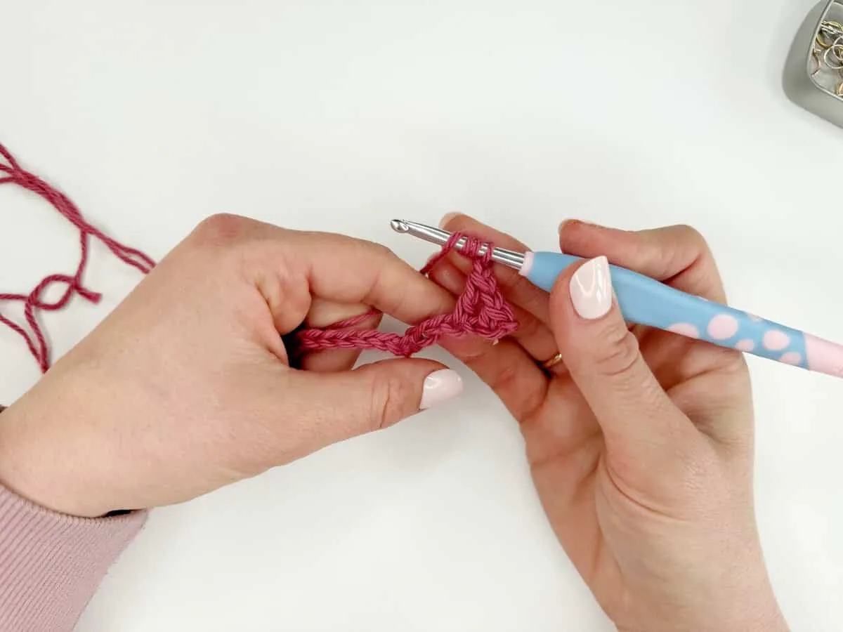 Kỹ thuật móc mũi kép đơn tạo nên họa tiết đều đặn và đẹp mắt