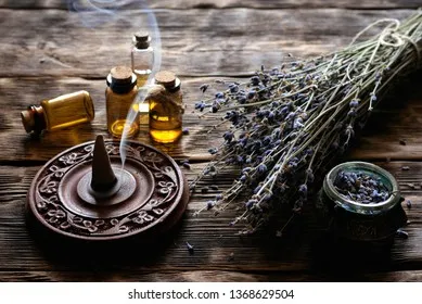 Hoa khô và tinh dầu là những nguyên liệu quan trọng tạo nên linh hồn cho túi thơm