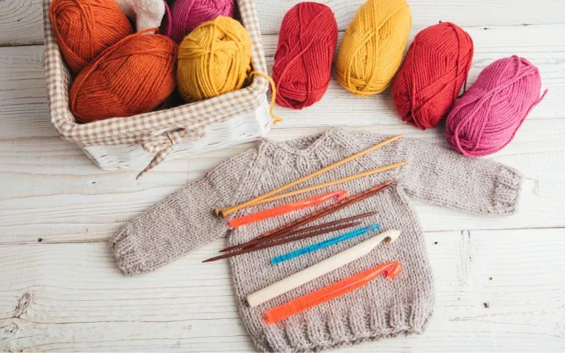 f47460dc-knitting-vs-crochet6-1 Bộ dụng cụ cơ bản cần thiết để bắt đầu thực hiện chart móc nhà len