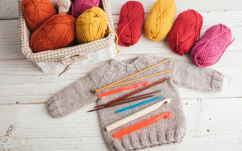 f47460dc-knitting-vs-crochet6 Các dụng cụ và nguyên liệu cần thiết để bắt đầu thực hiện móc áo bọc ly