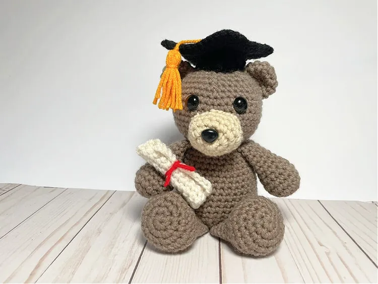 Chú gấu cử nhân bằng len đáng yêu  điểm nhấn cho bó hoa