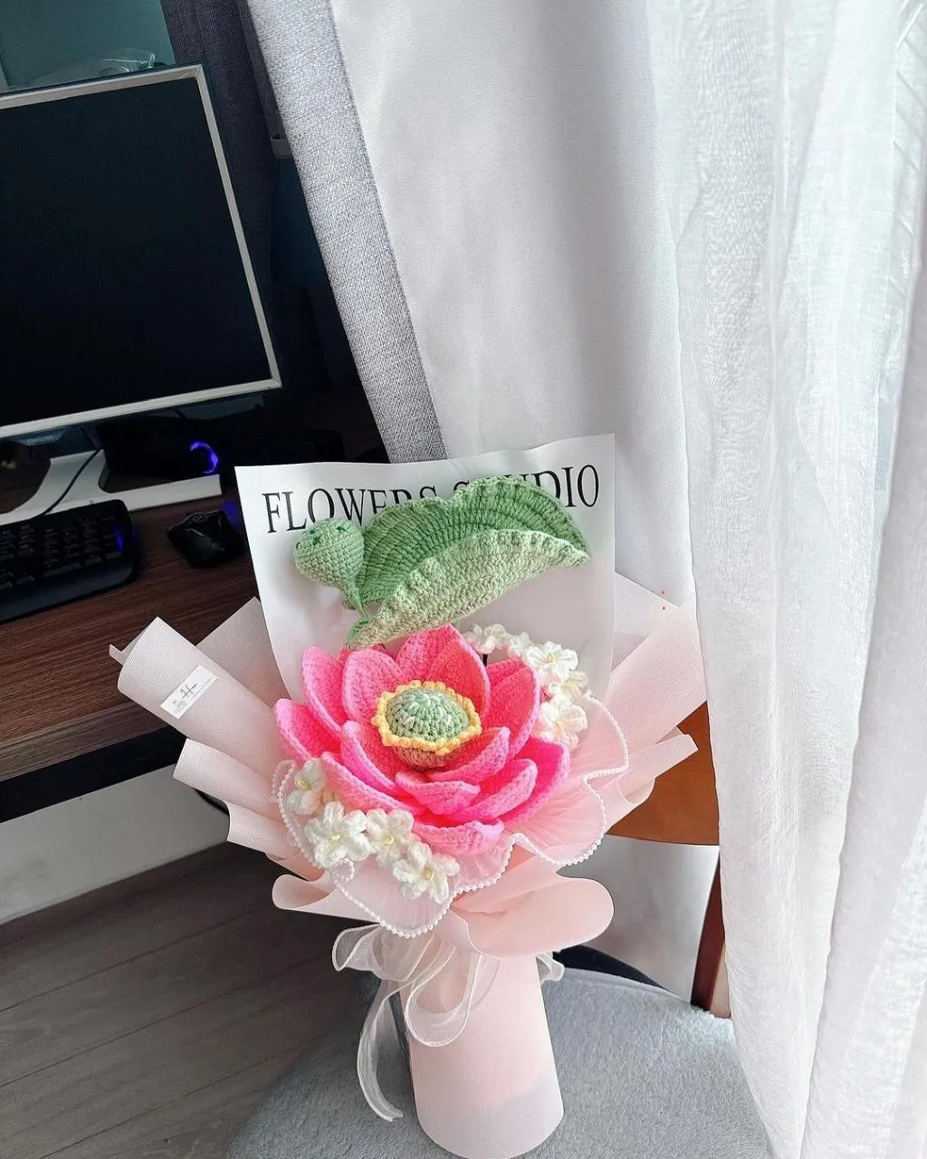hoa-sen-bang-len-2 Vẻ đẹp thanh tao của hoa sen len truyền thống trong trang trí nội thất