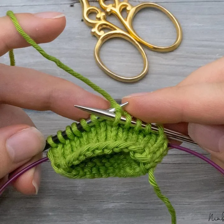 how-to-knit-in-the-round-magic-loop-method-720x720-1 Quá trình đan phần thân rộng của tạp dề bằng kim vòng giúp thao tác dễ dàng hơn
