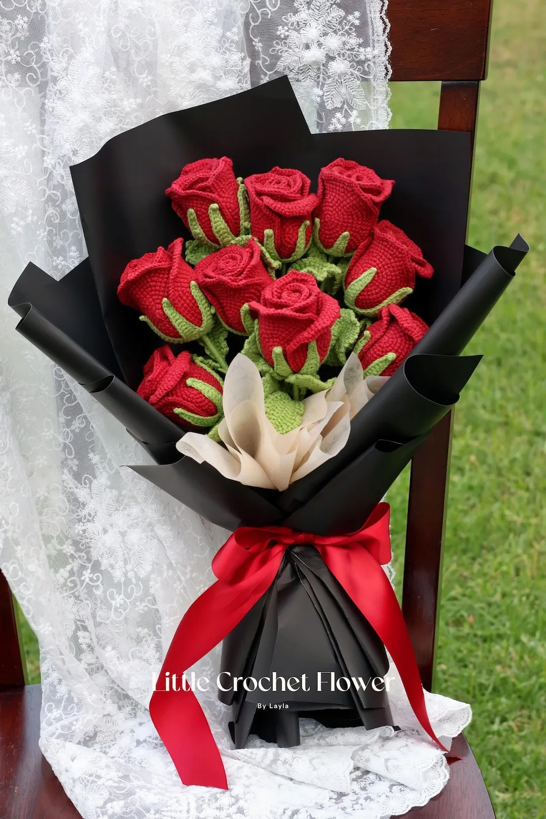 Mẫu hoa hồng len đen cá tính bí ẩn đang trở thành trào lưu quà tặng handmade độc đáo