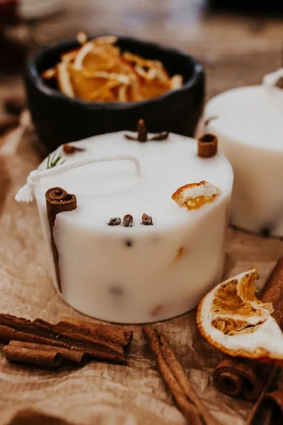 Nến thơm thủ công với hương quế và cam mang lại không gian Giáng sinh ấm cúng