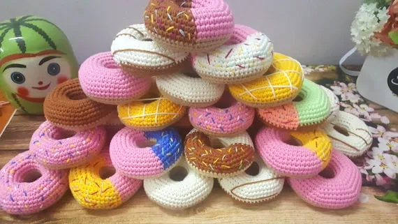 Bộ sưu tập móc bánh donut len đủ màu sắc ngọt ngào mang vẻ đẹp thủ công tinh tế