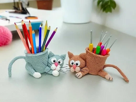 Mẫu ống đựng bút len hình thú nhồi ngộ nghĩnh trang trí bàn làm việc