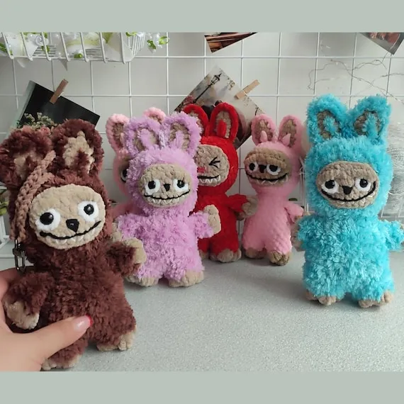Sản phẩm Labubu bằng len handmade đầy màu sắc và sáng tạo