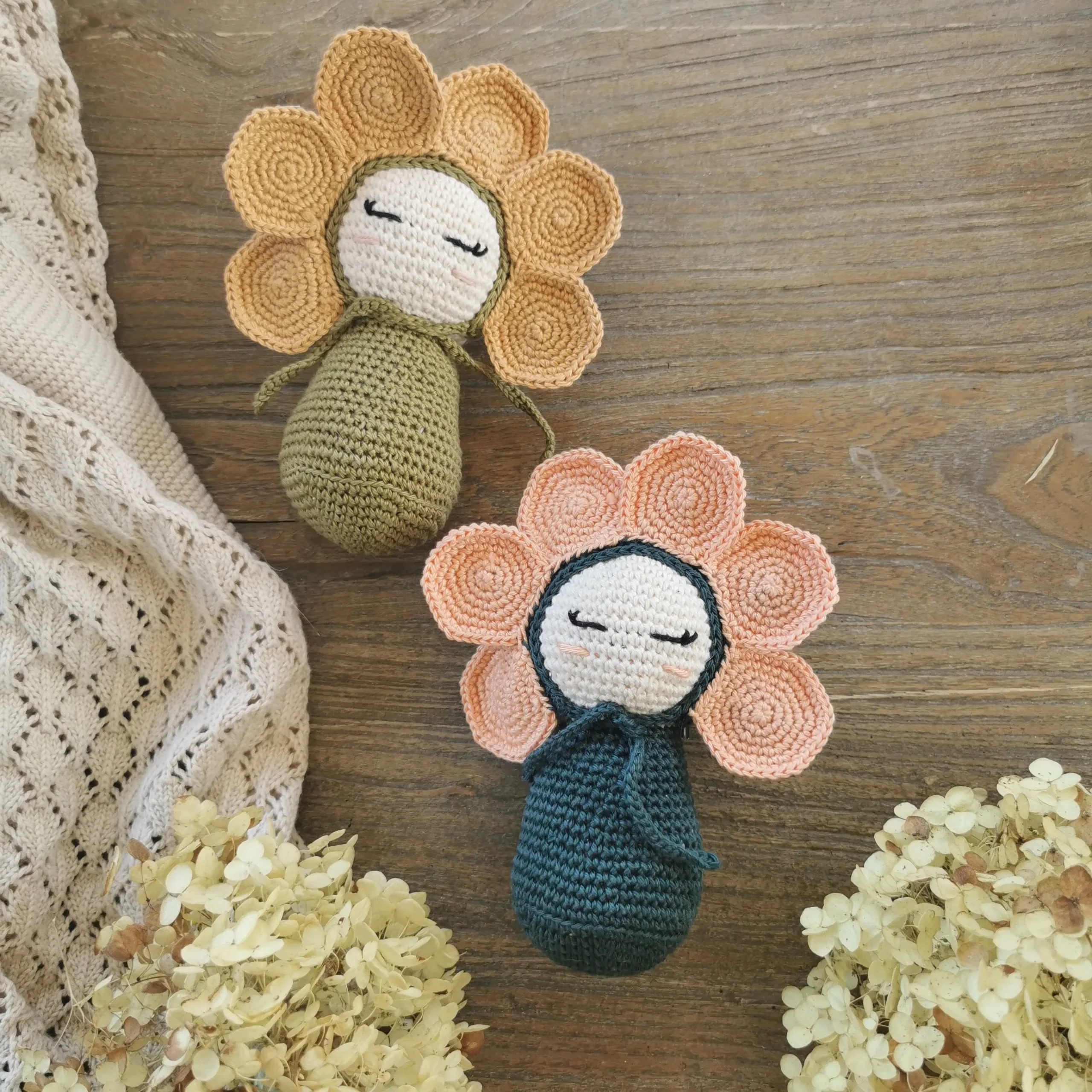Sự kết hợp tinh tế giữa đồ len handmade và các đạo cụ trang trí mộc mạc tạo cảm giác gần gũi