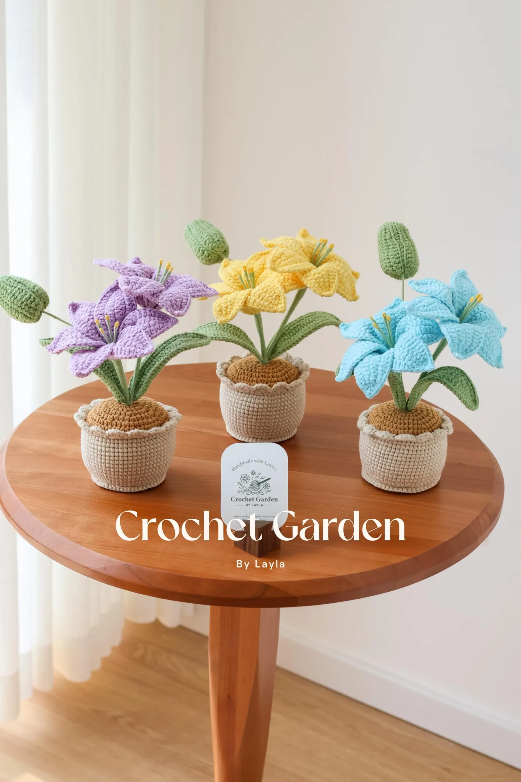 Sự tinh tế và ấm cúng của bình hoa được trang trí bằng cành lá len thủ công