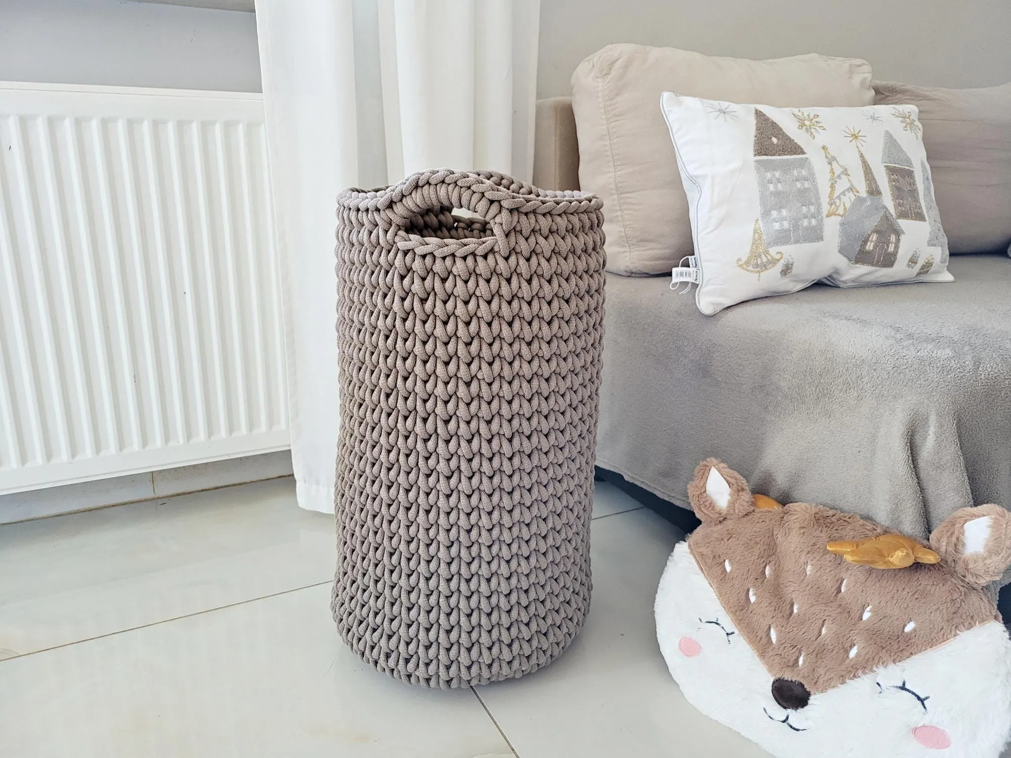 Chiếc giỏ len đựng quần áo giặt mang lại vẻ đẹp tinh tế cho không gian nội thất