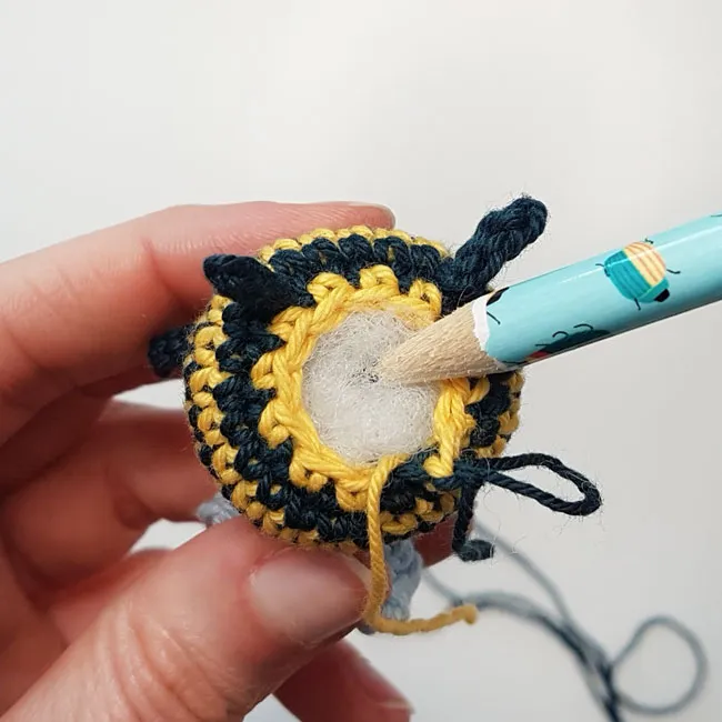 imbottitura_toy_stuffing_small_amigurumi Kỹ thuật sử dụng dụng cụ hỗ trợ để nhồi bông vào các bộ phận nhỏ hẹp