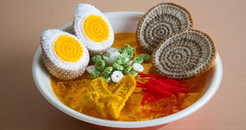 Bát mì Ramen bằng len với sự kết hợp phức tạp của nhiều chi tiết nhỏ