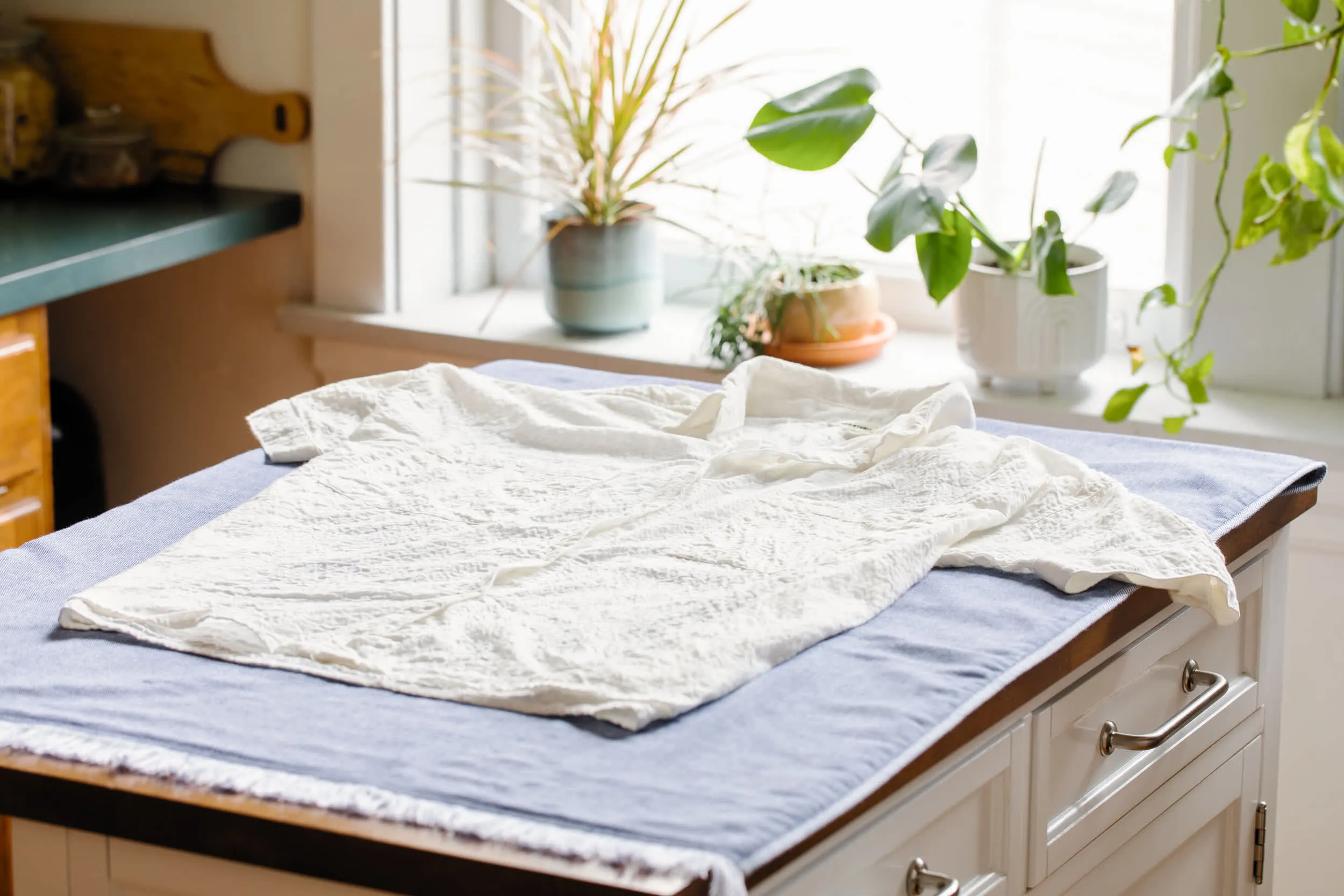 laundry-dry-flat-1 Phơi đồ len trên mặt phẳng ở nơi thoáng mát giúp giữ form dáng và độ bền cho sợi vải