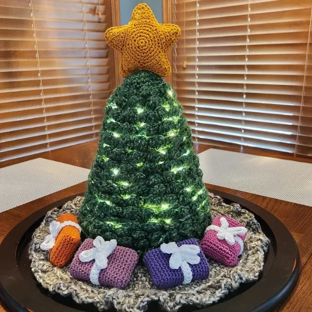 Cây thông Noel len mini là món đồ trang trí tinh tế và ấm áp cho mùa lễ hội