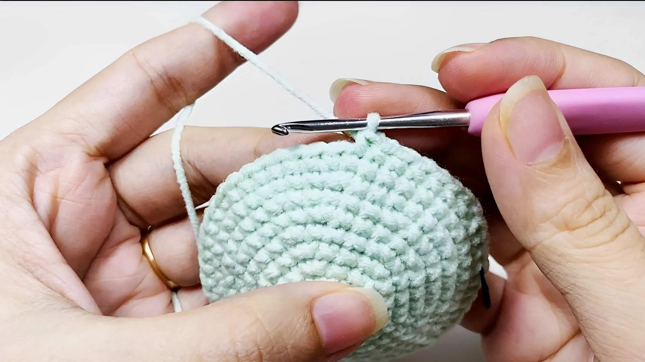 moc-len Sự tỉ mỉ trong từng mũi móc tạo nên chất lượng vượt trội cho phụ kiện len độc bản
