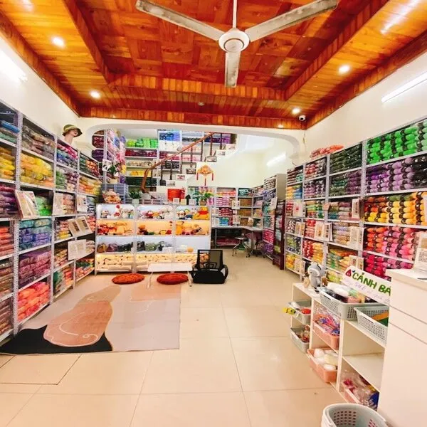 noli-tiem-len-gan-day-1 Các cửa hàng truyền thống cho phép bạn kiểm tra trực tiếp chất lượng sợi và phụ kiện kim loại