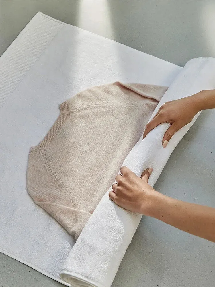 roll-wool-sweater-in-a-towel-to-draw-out-excess-water Sử dụng khăn tắm để thấm nước là phương pháp an toàn nhất giúp bảo vệ sợi len