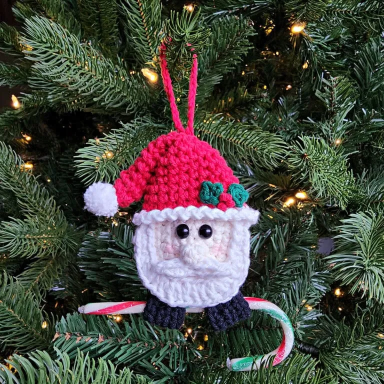 santa-crochet-ornament-1-768x768-1 Sản phẩm hoàn thiện với các đường sọc đều đặn và dáng cong chuẩn xác