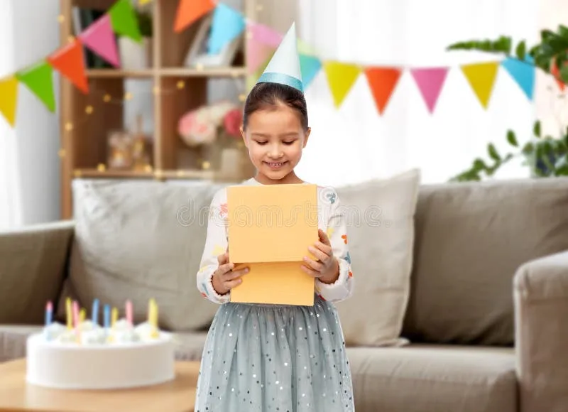 Niềm vui rạng rỡ của bé gái khi nhận được món quà sinh nhật ý nghĩa từ người thân