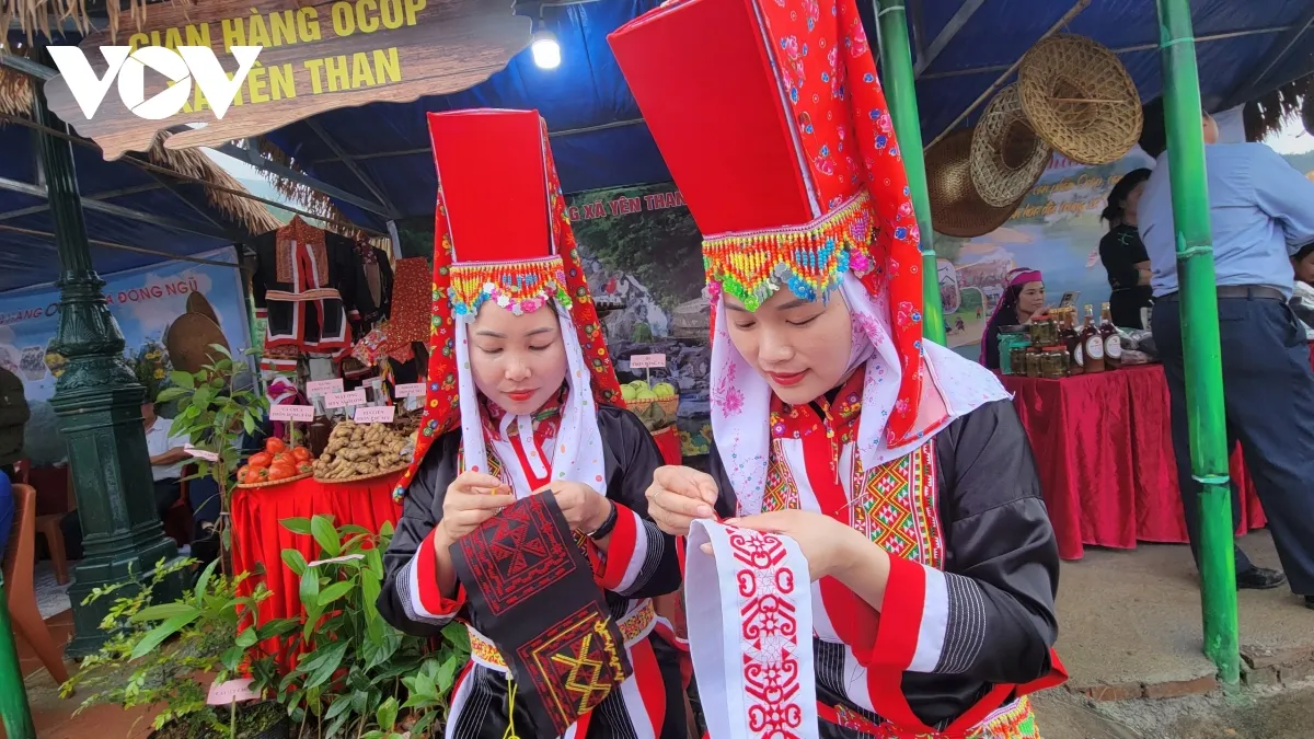 truoc_cac_co_gai_dao_thanh_phan_ai_cung_biet_theu-_nhung_bo_trang_phuc_truyen_thong_ruc_ro_sac_mau_la_niem_tu_hao_cua_ho Tự tay đan áo lam là một hành trình rèn luyện sự kiên nhẫn và lòng thành kính