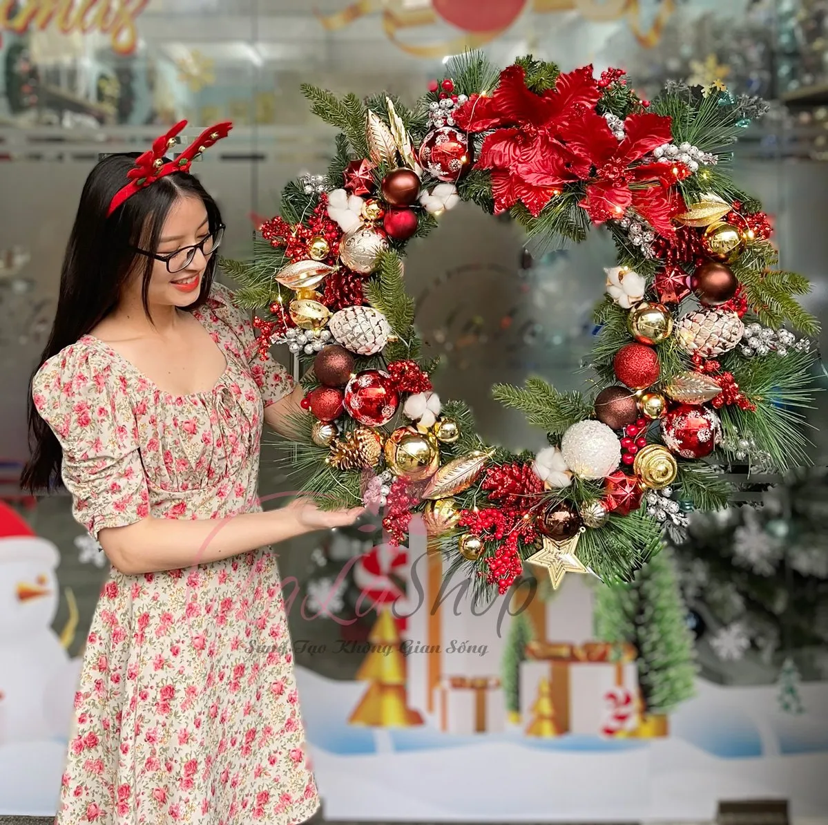 Vòng nguyệt quế len hoa đỏ mang lại vẻ đẹp ấm cúng và sang trọng cho không gian sống